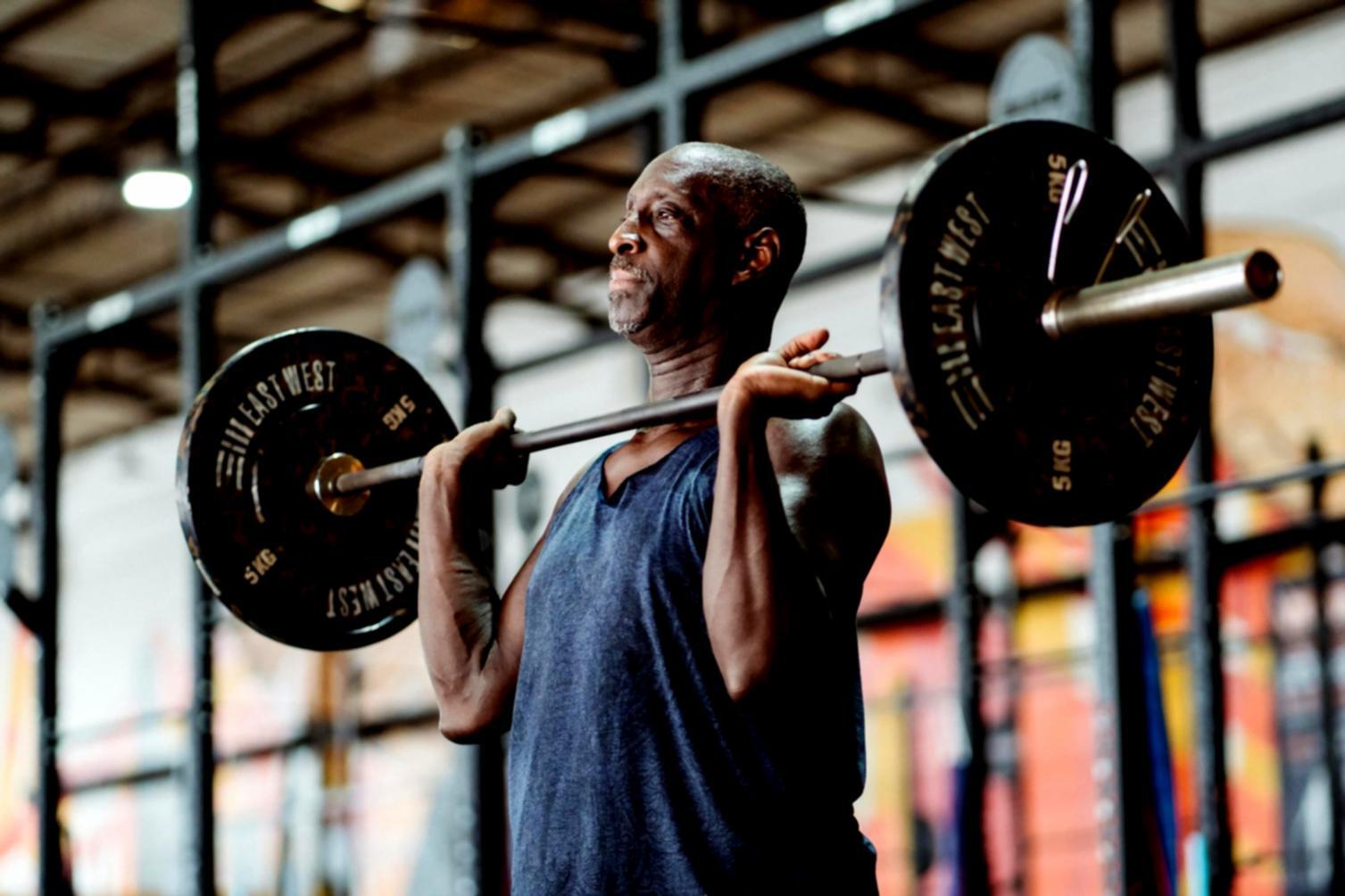 Praktische Yoga-Übungen im Konferenzraum für bessere Mitarbeitergesundheit